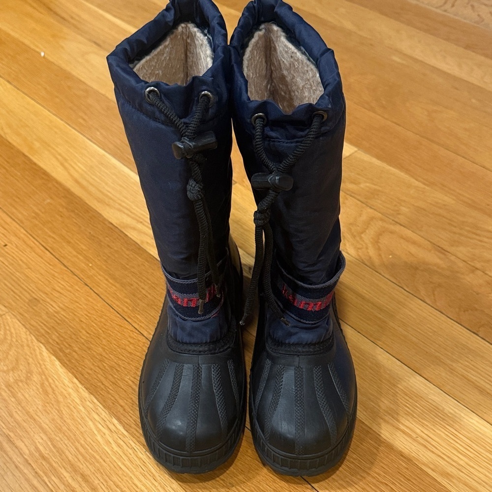 Kamik boys snow boots size 5 .